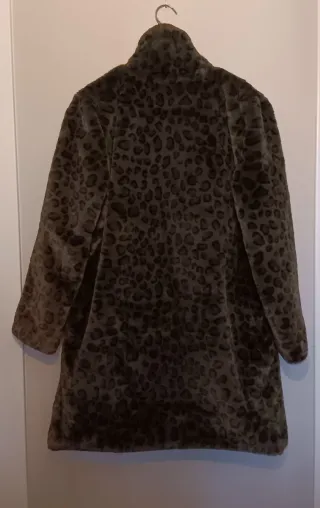 Abrigo piel sintética estampado leopardo
