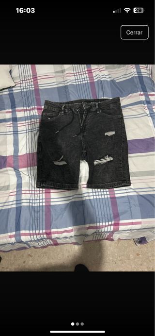 Vaqueros negros desgastados