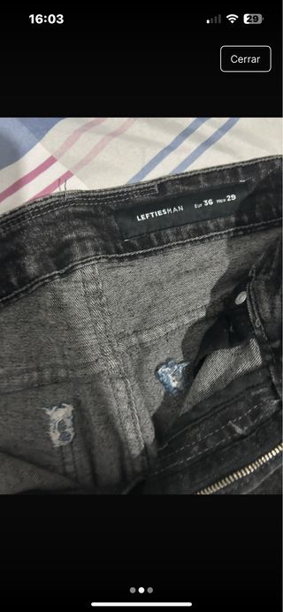 Vaqueros negros desgastados