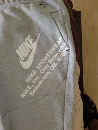 Pantalón Nike gris con logo