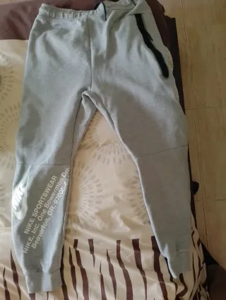 Pantalón Nike gris con logo