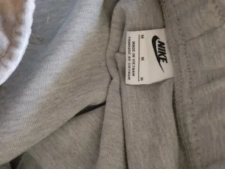 Pantalón Nike gris con logo
