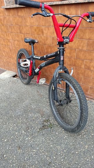 Bicicleta BMX Negra y Roja
