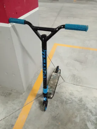 Patinete infantil azul y negro