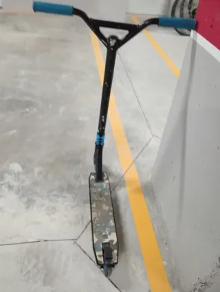 Patinete infantil azul y negro