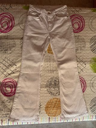 Pantalones vaqueros campana blancos Mango