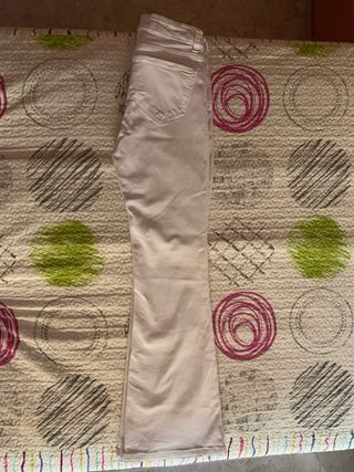 Pantalones vaqueros campana blancos Mango