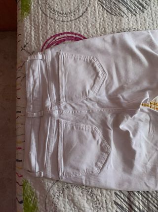 Pantalones vaqueros campana blancos Mango