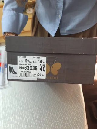 Botas de cuero marrón con tiras