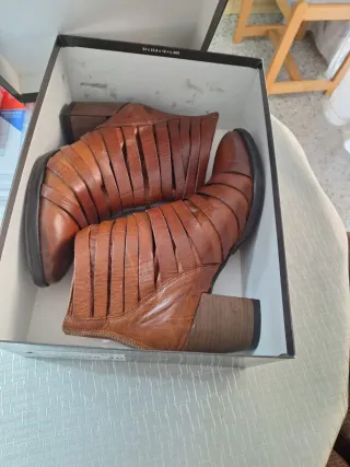 Botas de cuero marrón con tiras