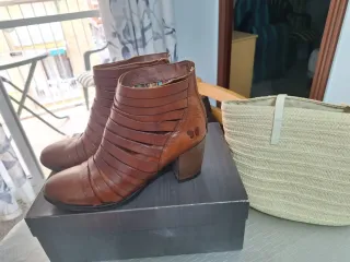 Botas de cuero marrón con tiras