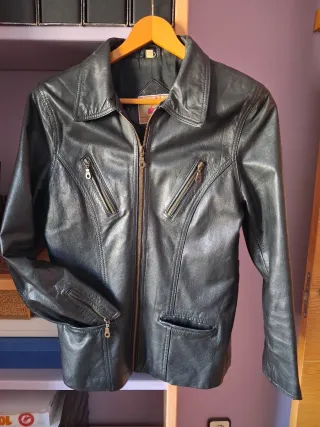 Chaqueta de piel negra