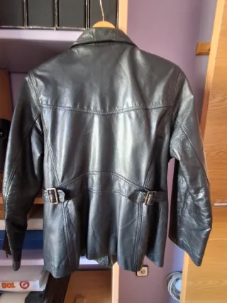 Chaqueta de piel negra