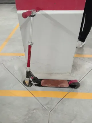 Patinete infantil rojo y negro
