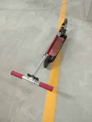 Patinete infantil rojo y negro