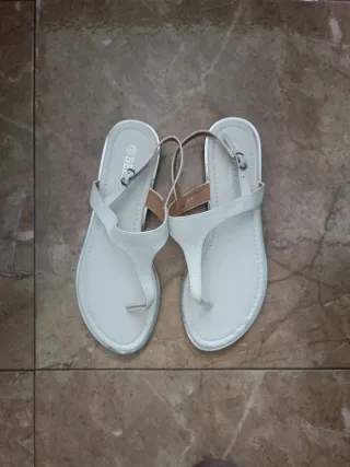 Sandalias planas blancas