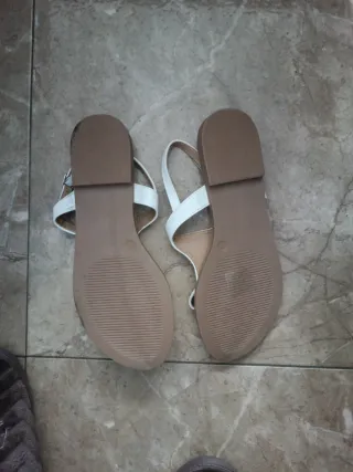 Sandalias planas blancas