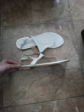 Sandalias planas blancas