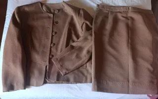 Conjunto chaqueta y falda marrón