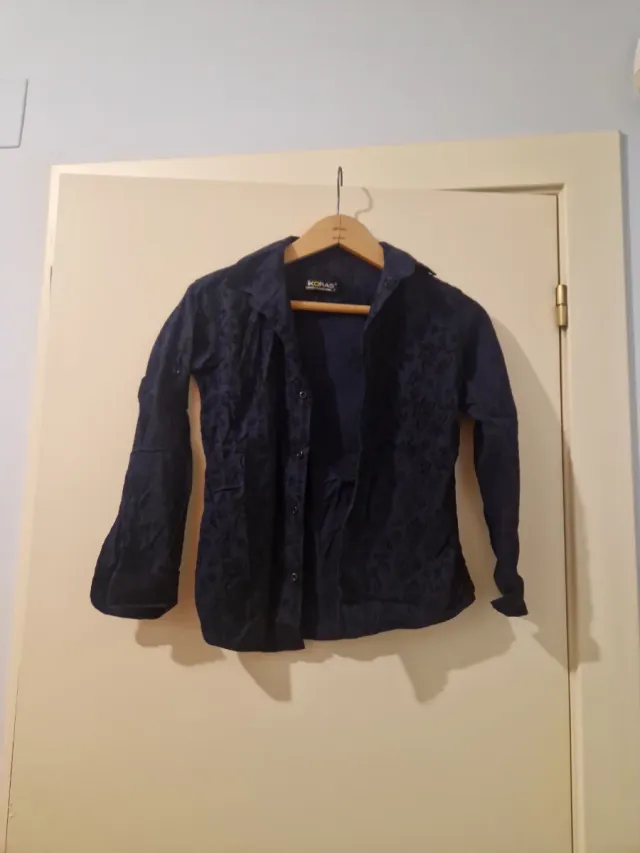 Camisa azul marino estampada flores niño