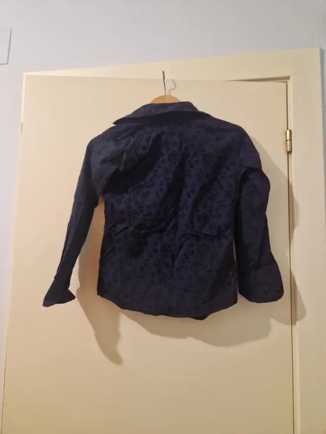 Camisa azul marino estampada flores niño