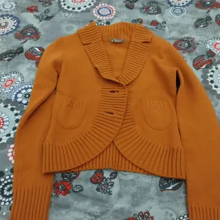 Maglioncino arancio con bottoni