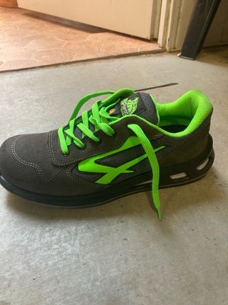 Zapatos de seguridad U-Power talla 45.