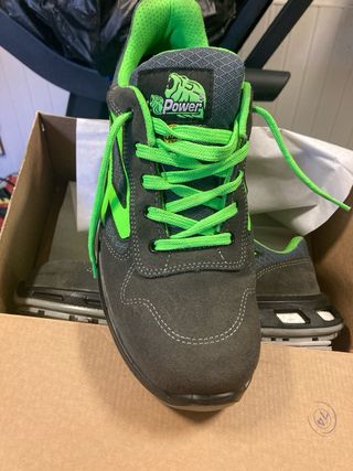Zapatos de seguridad U-Power talla 45.