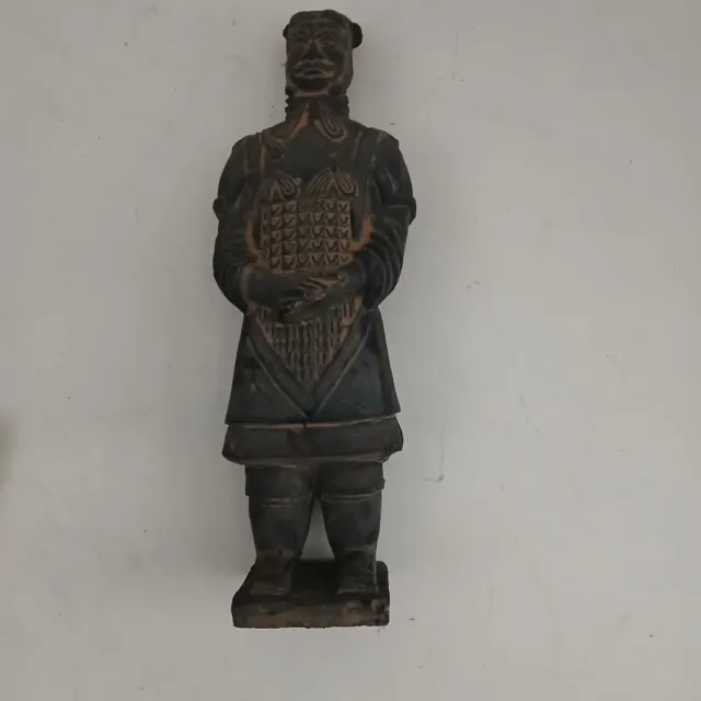 Antica figura di guerriero in terracotta