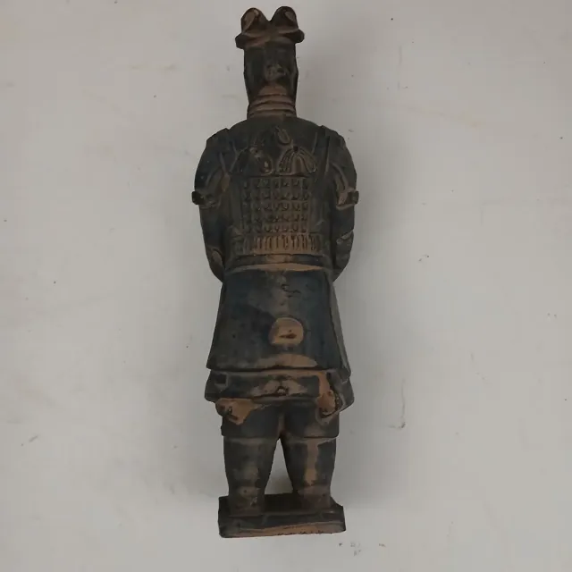 Antica figura di guerriero in terracotta