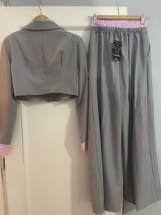 Traje gris y rosa nuevo