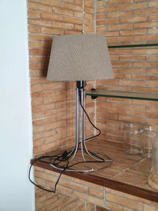 Lámpara de mesa beige y plateada