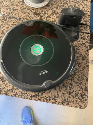 Robot aspirador Roomba con base de carga