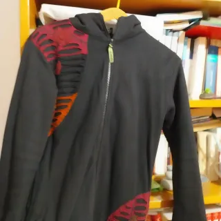 Cappotto donna nero con dettagli rossi