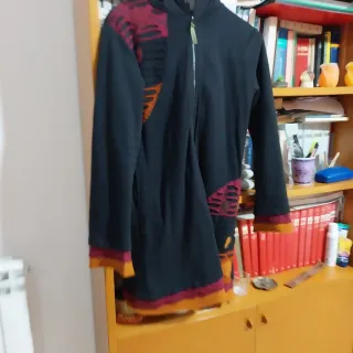 Cappotto donna nero con dettagli rossi