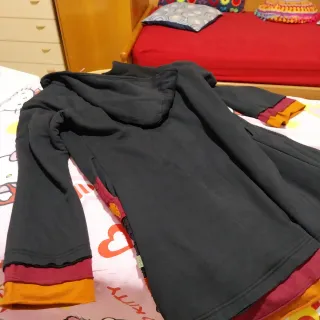 Cappotto donna nero con dettagli rossi