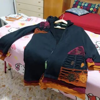 Cappotto donna nero con dettagli rossi