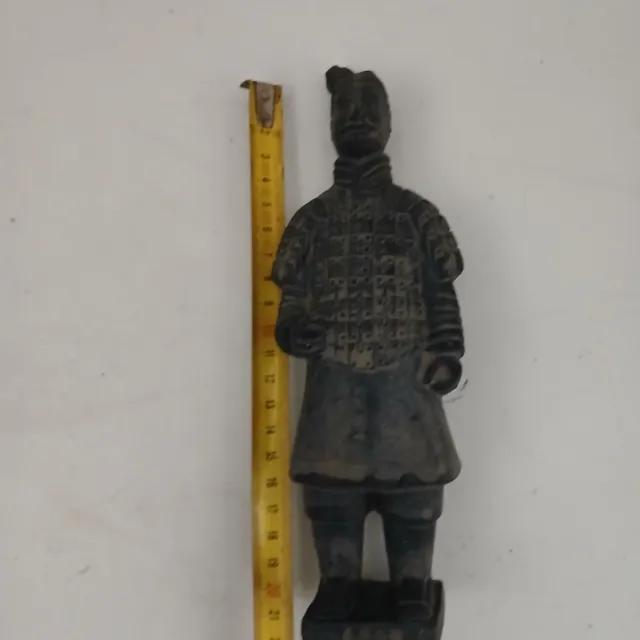 Figura decorativa guerriero in terracotta