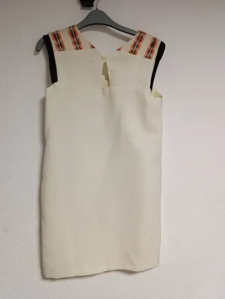Vestido blanco beige con detalles étnicos