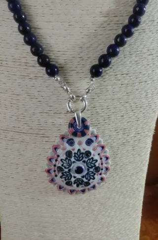Colgante de sargadelos y collar de lapislazuli