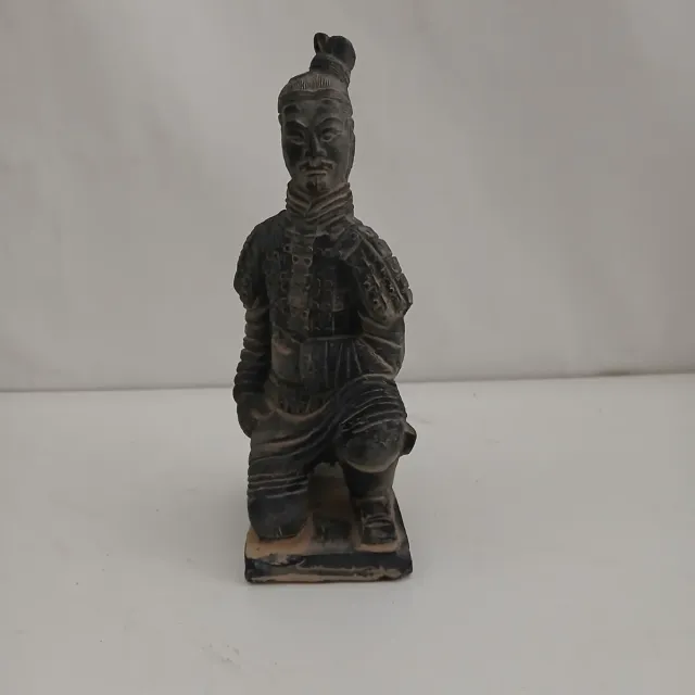 Statua di guerriero in terracotta