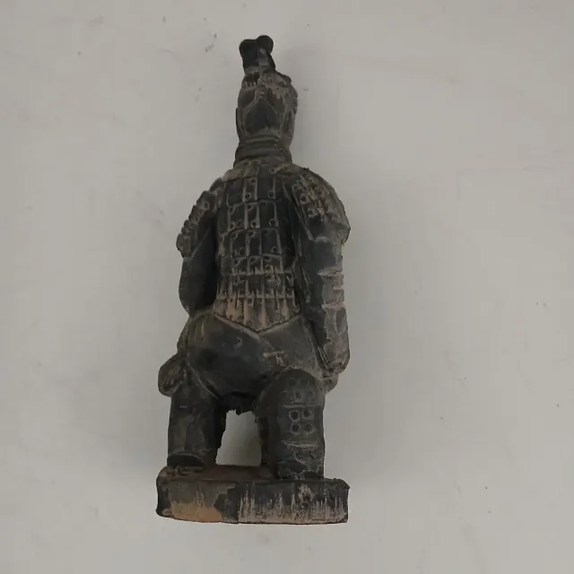 Statua di guerriero in terracotta