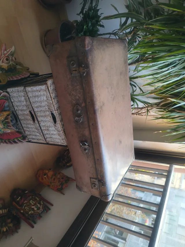 Antico scrigno in legno e metallo