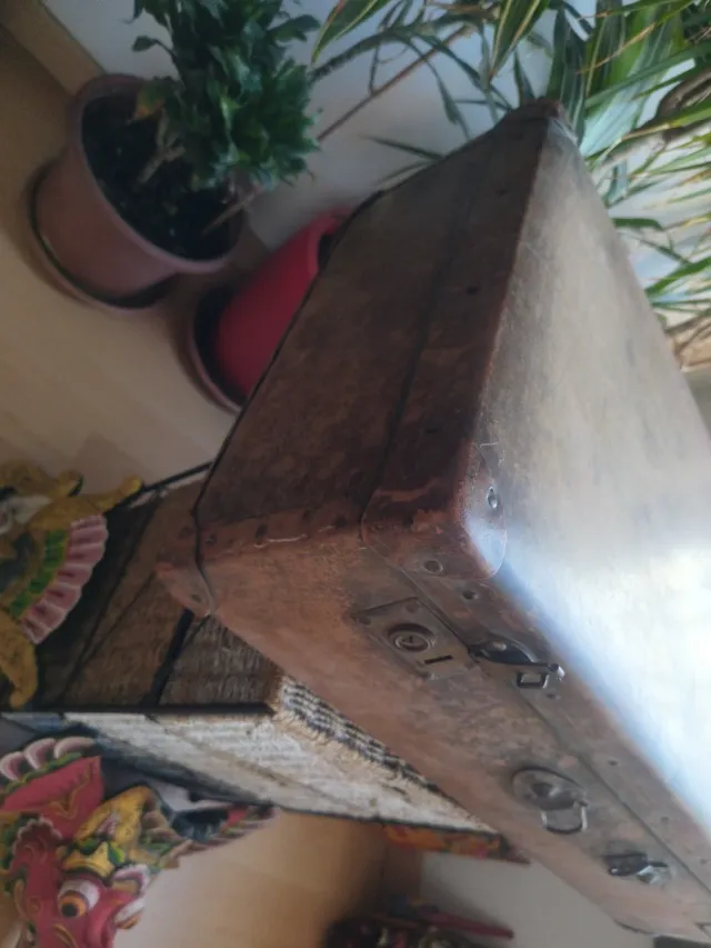 Antico scrigno in legno e metallo