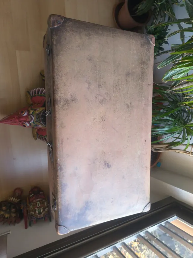 Antico scrigno in legno e metallo