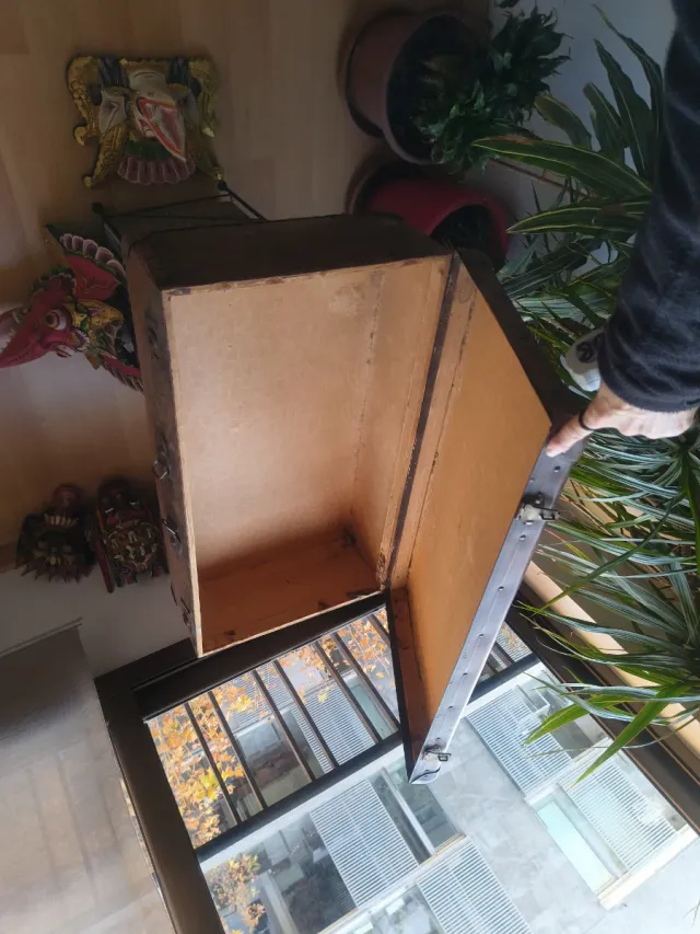 Antico scrigno in legno e metallo