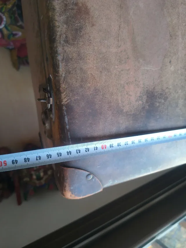 Antico scrigno in legno e metallo