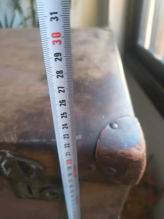 Antico scrigno in legno e metallo