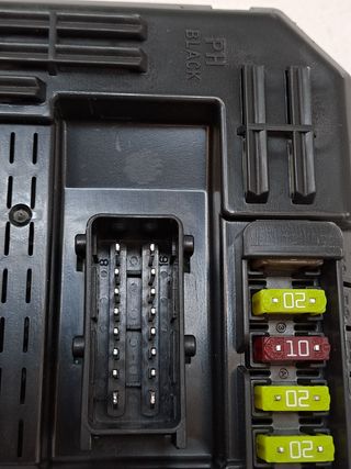 CAJA RELES / FUSIBLES OPEL CROSSLAND X (3)