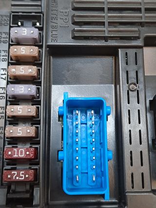 CAJA RELES / FUSIBLES OPEL CROSSLAND X (3)